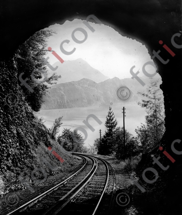 Rigibahn, Tunneldurchblick | Rigi railway, tunnel view - Foto foticon-simon-021-035-sw.jpg | foticon.de - Bilddatenbank für Motive aus Geschichte und Kultur